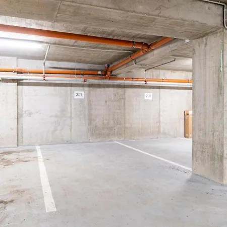 Brand New #50 Free Parking Close To Center Praga